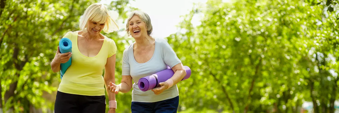 Zwei Frauen mit Yogamatten