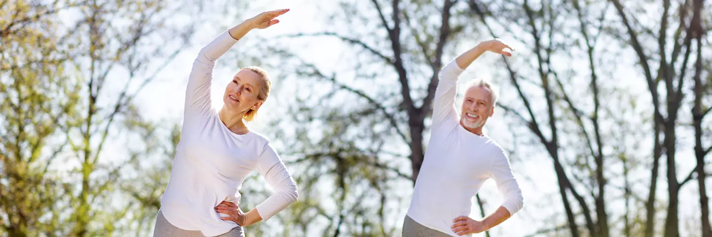Ein Paar beim Stretching im Wald