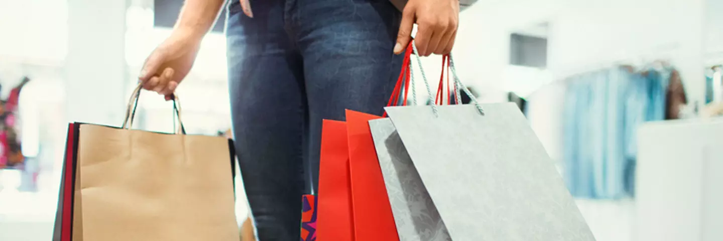 Eine Frau mit vielen Einkaufstüten