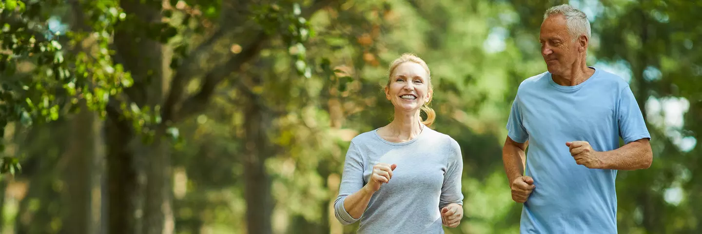 Ein Paar beim joggen im Wald