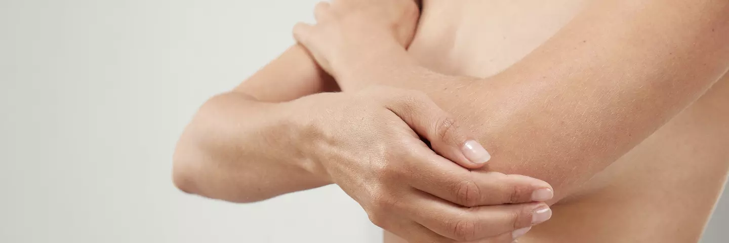Hand am Ellenbogen