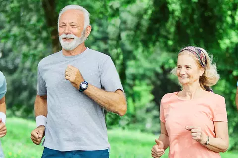 Vier Jogger im Wald