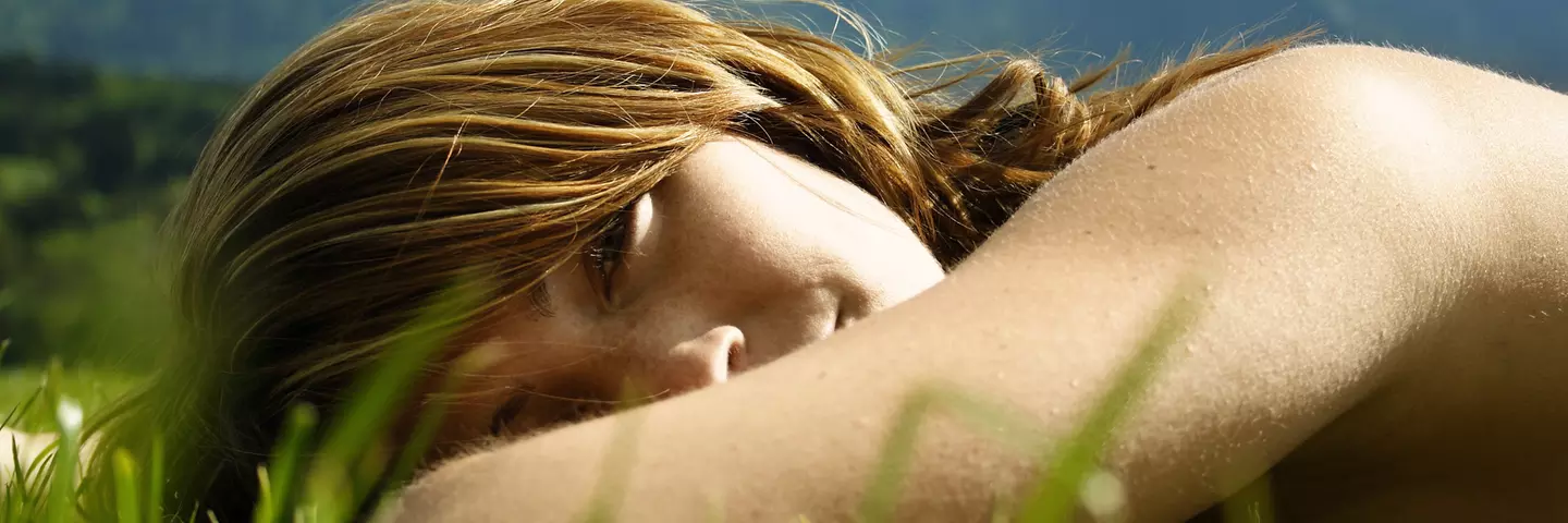 Eine Frau die im Gras liegt