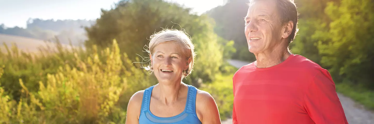 Ein älteres Pärchen das joggt