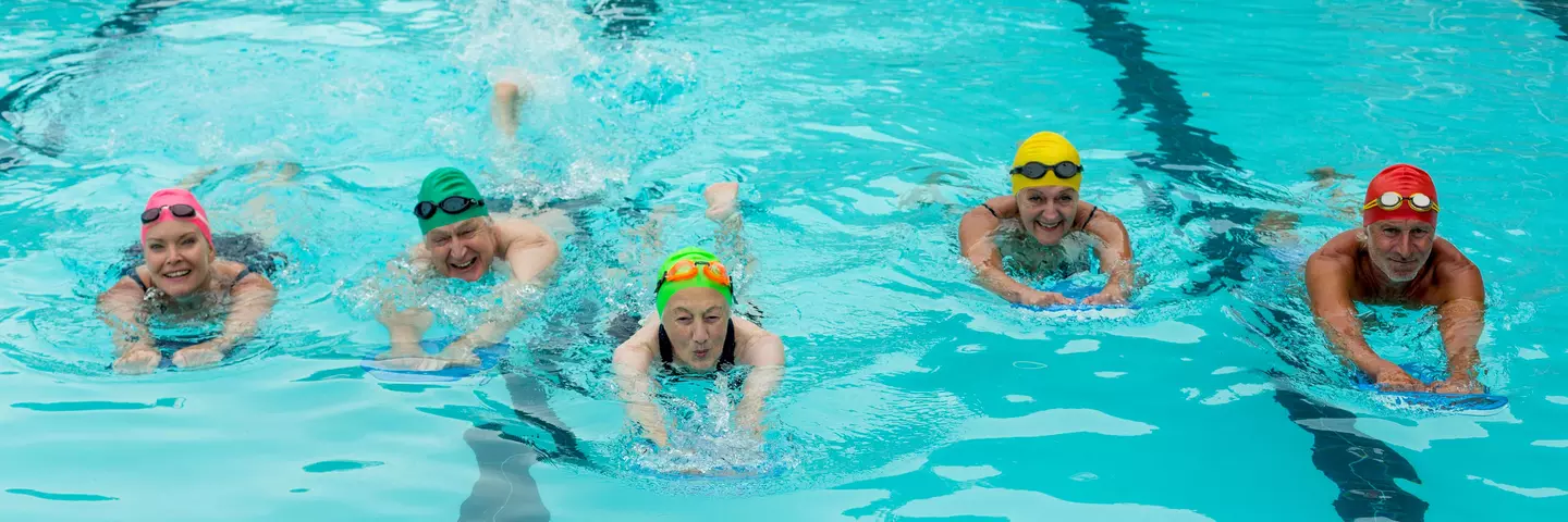 Eine Gruppe im Schwimmbecken