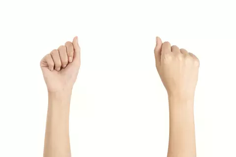 Zwei Hände die in die Luft ragen