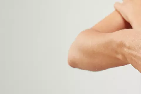 Hand am Ellenbogen