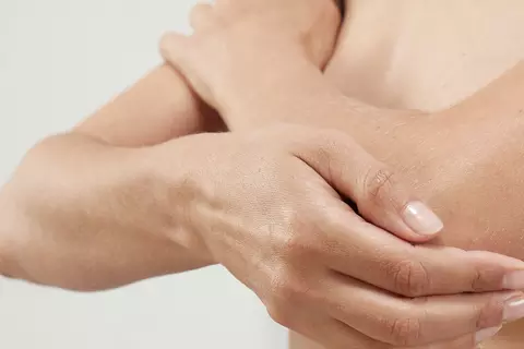 Hand am Ellenbogen
